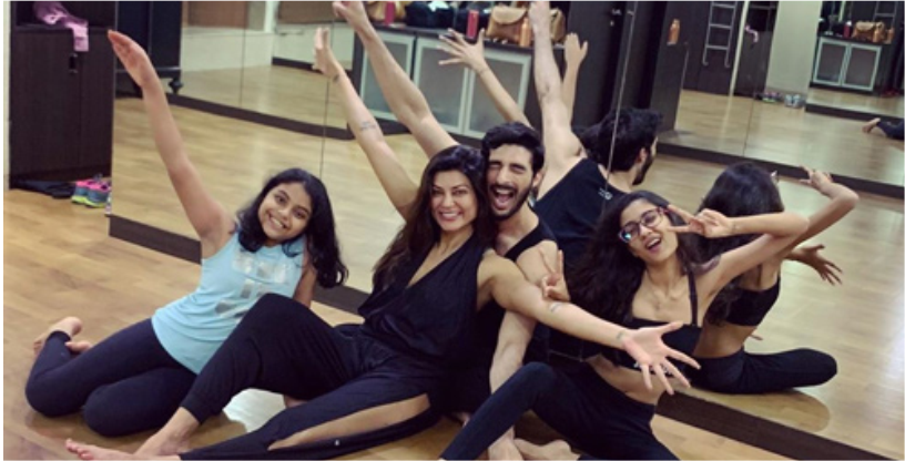 rohman Shawl and Sushmita sen with daughters